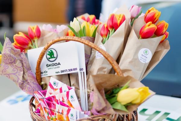 8 Марта Новокар Юг организовал уникальную акцию «Цветочный патруль»